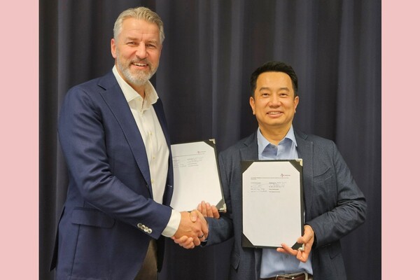 파트너십 체결식에서 기념사진 촬영을 하고있는 정혁성 CJ제일제당 BMS본부장(오른쪽)과 프레드릭 베리에고르 BIQ머티리얼즈 회장ⓒCJ제일제당