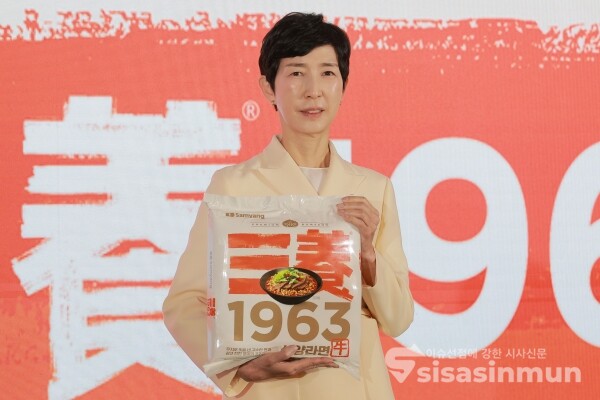 3일 김정수 부회장이 신제품을 들고 포즈를 취하고 있다.