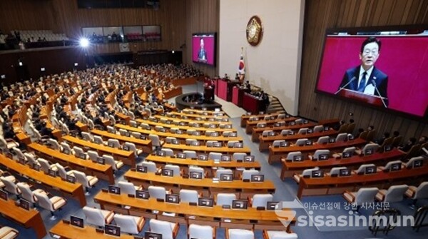 4일 이재명 대통령이 시정연설을 하고 있는 가운데 국민의힘 의원들이 불참히며 빈 자리가 보이고 있다.(사진공동취재단)