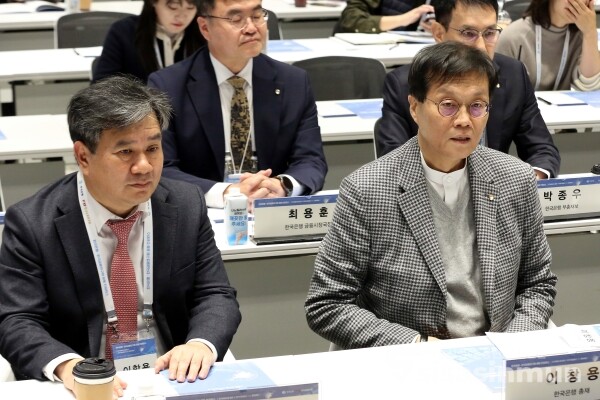 4일 이창용 총재와 이항용 원장이 한국은행-한국금융연구원 공동 컨퍼런스에 참석해 자리하고 있다.