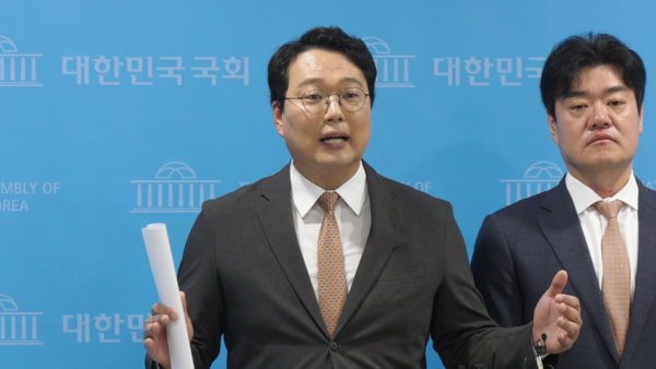 천하람 개혁신당 원내대표가 5일 서울 여의도 국회 소통관에서 10.15 부동산대책 위법성 소송을 예고하는 기자회견을 한 후 백브리핑을 하고 있다. 우측은 개혁신당 김연기 법률자문위원장. 사진 / 김경민 기자