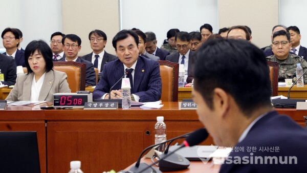 5일 안규백 장관이 의원의 질의에 답하고 있다.