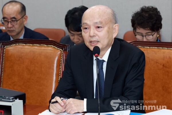 5일 안창호 위원장이 의원의 질의에 답하고 있다.