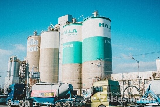 기사의 이해를 돕기 위한 사진. 인천광역시 중구 소재 한라시멘트 인천공장 주변에 BCT(Bulk Cement Trailer. 벌크 시멘트 트레일러)들이 한쪽 차선을 막고 일렬로 세워져 있다. (사진 / 강민 기자)