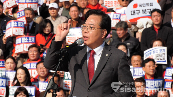송언석 국민의힘 원내대표가 12일 국회 본청 앞에서 열린 대장동 일당 7400억 국고 환수 촉구 및 검찰 항소포기 외압 규탄대회에서 발언하고 있다. 사진 / 이훈 기자