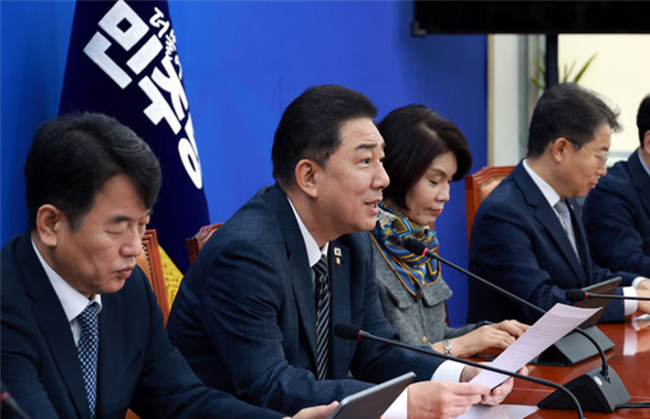 김병기 더불어민주당 원내대표가 13일 서울 여의도 국회에서 열린 원내대책회의에서 발언하고 있다. ⓒ뉴시스
