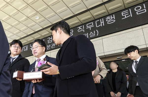 대장동 항소 포기 사태로 인해 사의를 표명한 노만석 전 검찰총장 직무대행이 14일 서울 서초구 대검찰청을 떠나고 있다. ⓒ뉴시스