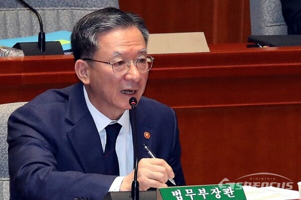 정성호 법무부 장관이 지난 12일 서울 여의도 국회 본청에서 열린 예산결산특별위원회 전체회의에서 의원의 질의에 답하고 있다. 사진 / 오훈 기자