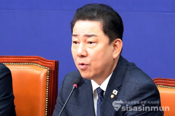 17일 김병기 원내대표가 발언을 하고 있다.