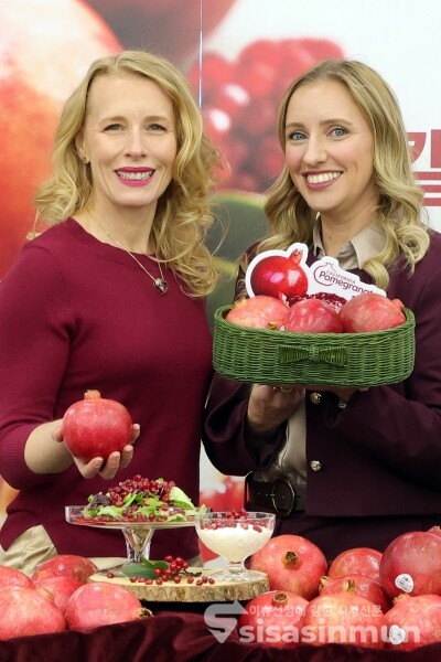 18일 주한미국대사관 켈리 스탱 농무참사관과 리사 앨런 농업무역관장이 모델들과 석류를 선보이고 있다.