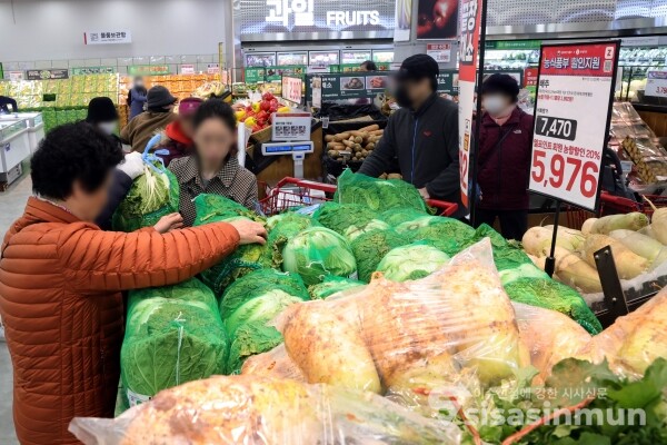 18일 고객들이 김장에 필요한 농산물을 구입하고 있다.