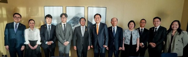 ﻿박상신 DL이앤씨 대표가 페르디난드 마르코스 주니어 필리핀 대통령과 만나 사진을 찍고 있다. 왼쪽 다섯 번째부터 페르디난드 마르코스 주니어 필리핀 대통령, 박상신 DL이앤씨 대표, 유재호 DL이앤씨 플랜트사업본부장, 버나뎃 테레세 페르난데스(Bernadette Therese C. Fernandez) 주한 필리핀 대사. ⓒDL이앤씨