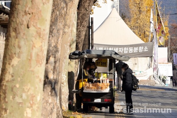 19일 시민이 겨울 대표 간식인 붕어빵을 구입하고 있다.