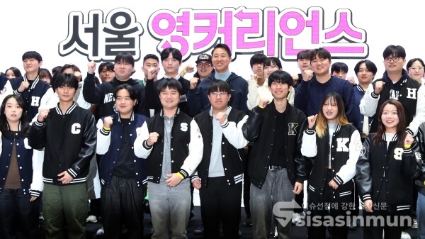 19일 오세훈 서울시장이 1참석자들과 기념촬영을 하고 있다.