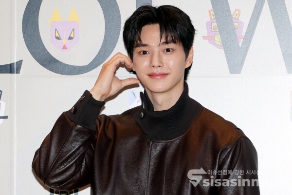 20일 배우 송강이 포즈를 취하고 있다.