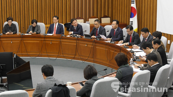 국민의힘 송언석 원내대표를 비롯 관계자 의원들이 21일 서울 여의도 국회에서 원내대책회의를 하고 있다. 사진 / 김경민 기자