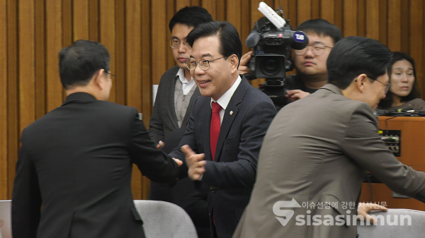 국민의힘 송언석 원내대표가 21일 서울 여의도 국회에서 열리는 원내대책회의에 참석하며 참석한 의원들과 인사를 나누고 있다. 사진 / 김경민 기자
