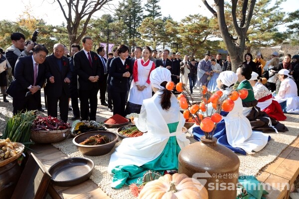21일 송미령 장관이 김장 시연을 참관하고 있다.