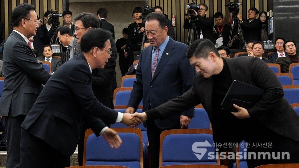 국민의힘 송언석 원내대표가 24일 오전 서울 여의도 국회에서 열리는 의원총회에 참석하며 김재섭 의원과 인사를 나누고 있다. 사진 / 이 훈 기자
