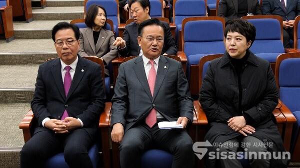 국민의힘 송언석 원내대표와 유상범 의원. 김은혜 의원이 24일 오전 서울 여의도 국회에서 열린 의원총회에 참석해 자리하고 있다. 사진 / 이 훈 기자