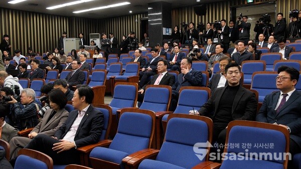 국민의힘 송언석 원내대표를 비롯 의원들이 24일 오전 서울 여의도 국회에서 열린 의원총회에 참석해 자리하고 있다. 사진 / 이 훈 기자