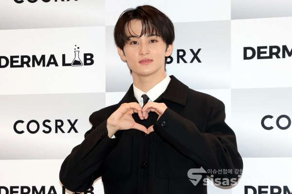 24일 NCT 마크가 포즈를 취하고 있다.