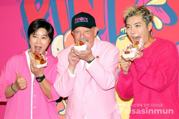 25일 전 골프선수 박세리, 리처드 핑크 대표, 방송인 강남이 포즈를 취하고 있다.