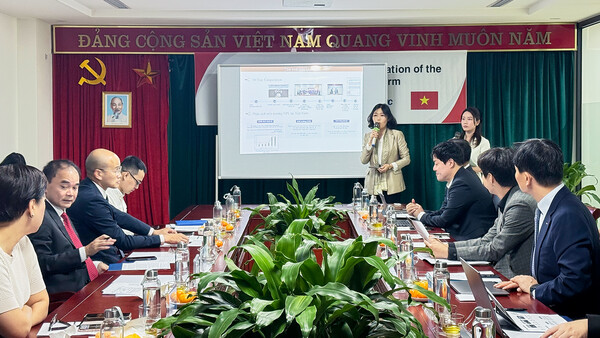 지난 24일 베트남자산관리공사에서 개최된 '베트남 부실채권 거래 플랫폼 고도화 사업 착수보고회'에서 관계자들이 사업추진 관련 논의를 하고 있다. ⓒ한국자산관리공사