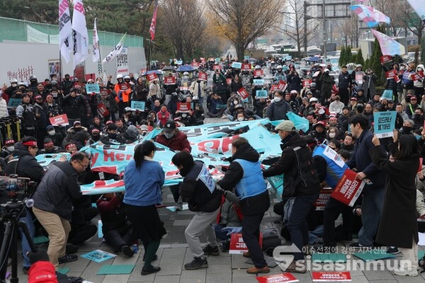 25일 라이더유니온과 공정한플랫폼을위한사장협회 등 라이더 단체들이 퍼포먼스를 하고 있다.